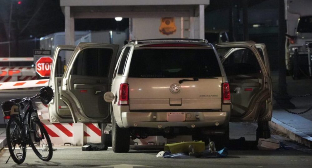 Driver dies as vehicle crashes into White House gate