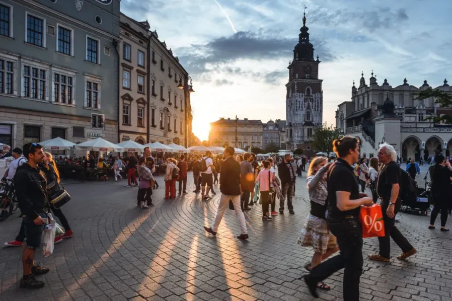 Poland to campaign to curb migrant crossings through Belarus